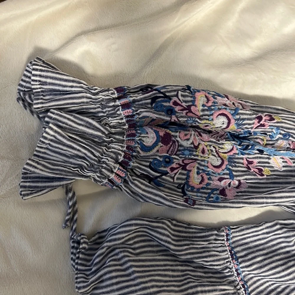 Cute top with embroidered puffed sleeves. Perfect for work! - Picture 2 of 4